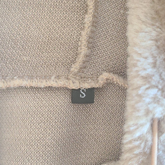 Hooded Pullover - Picture 7 of 9